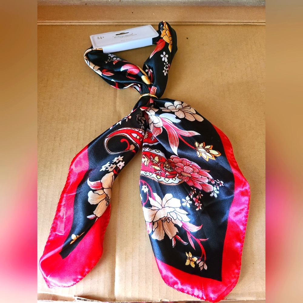 NWT SCARF 19.5 X 18